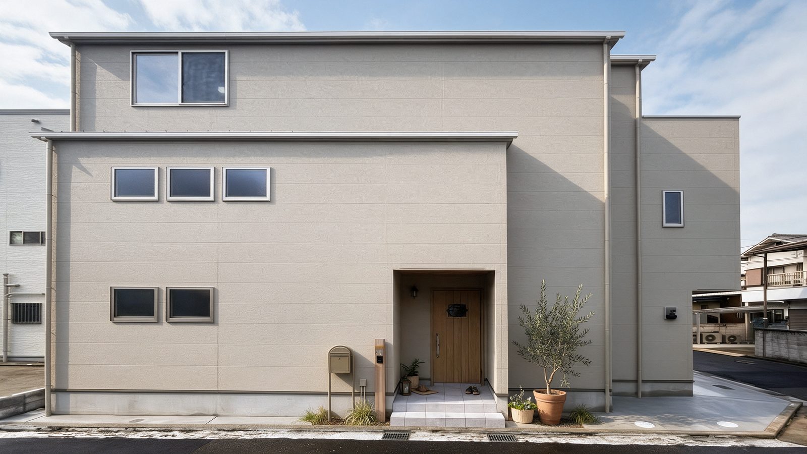 グレージュ系の外壁の北欧ナチュラルな3階建て新築戸建ての外観