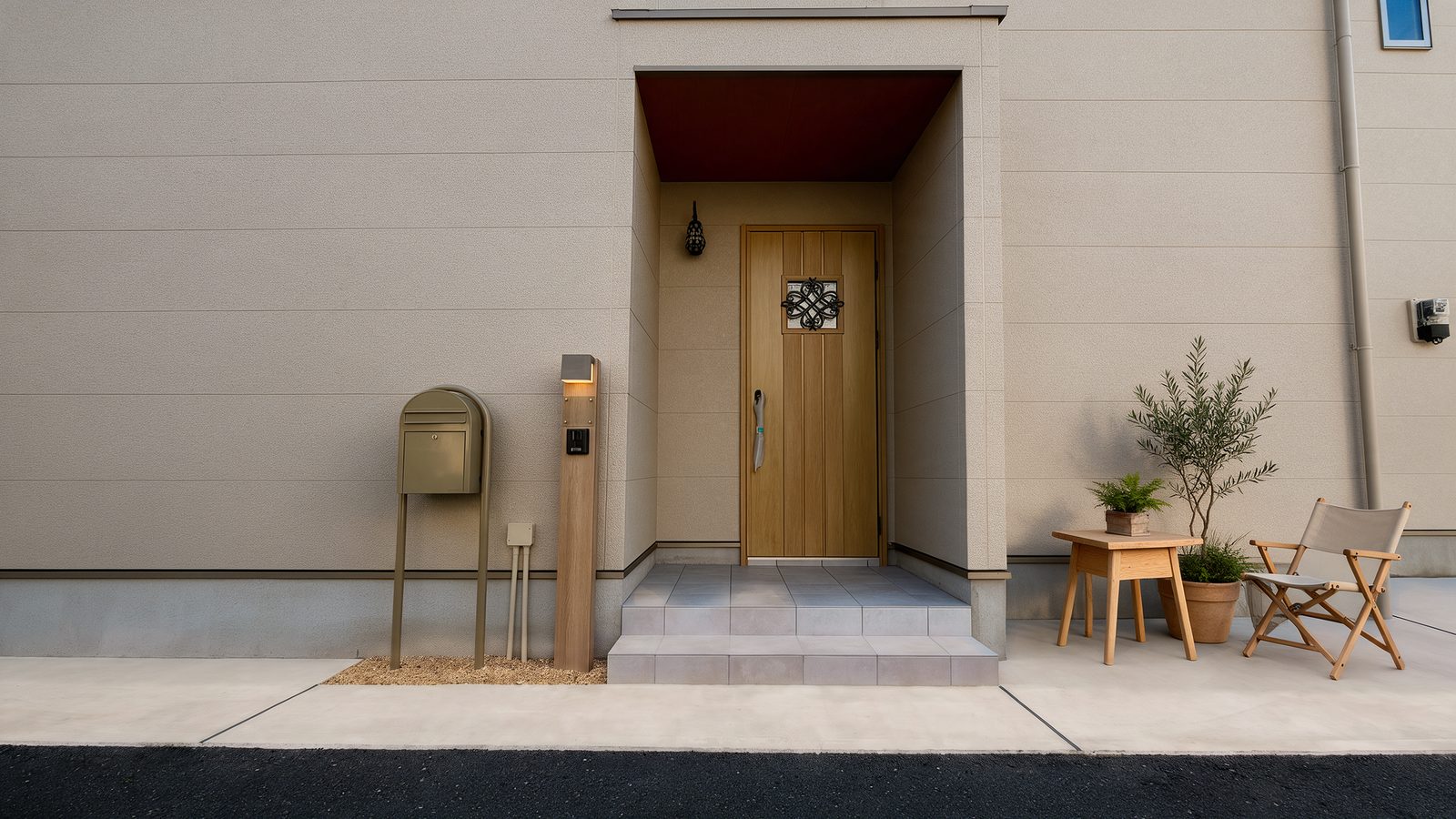 木製の玄関ドアとポストのあるやさしい雰囲気の玄関まわり